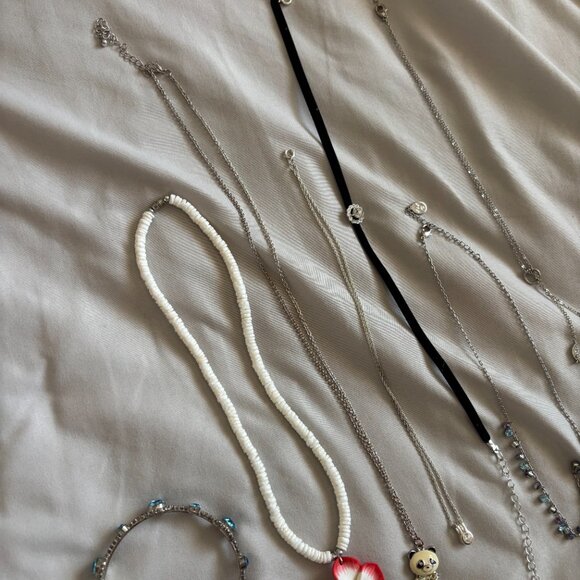 Assortment of jewelry- bracelets and necklaces - Picture 4 of 4